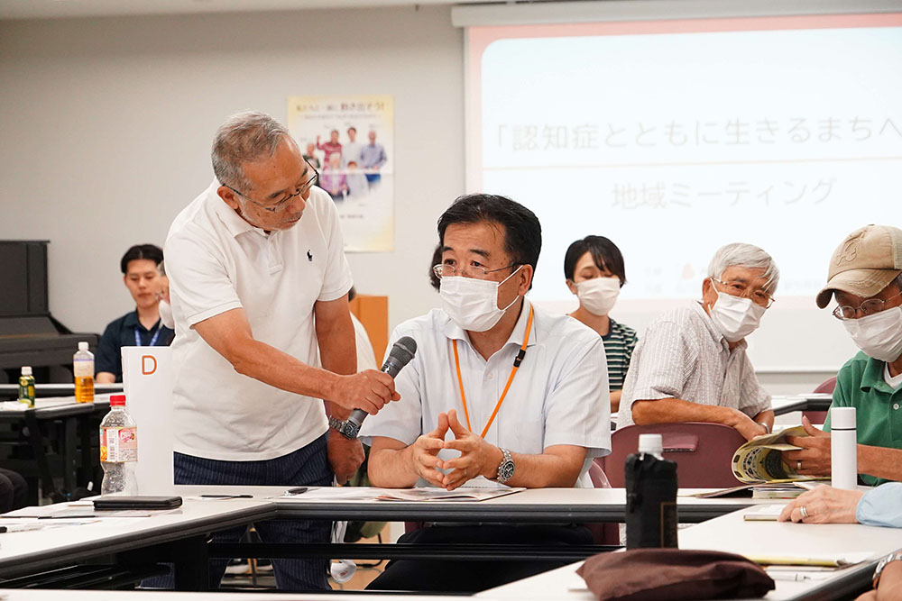 参加者にインタビューする画像