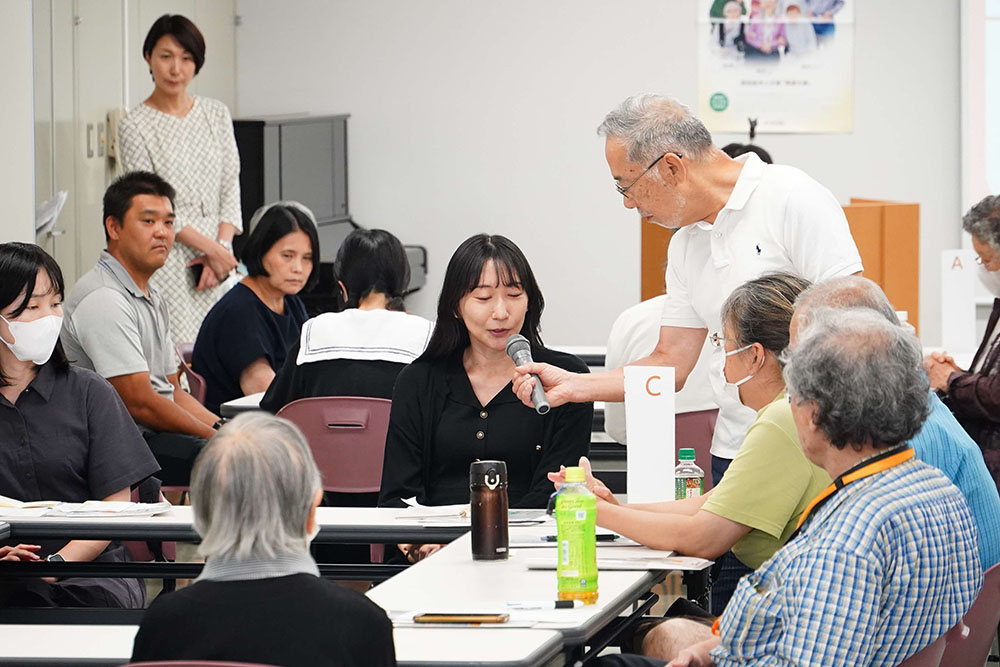 感想を述べる参加者の画像