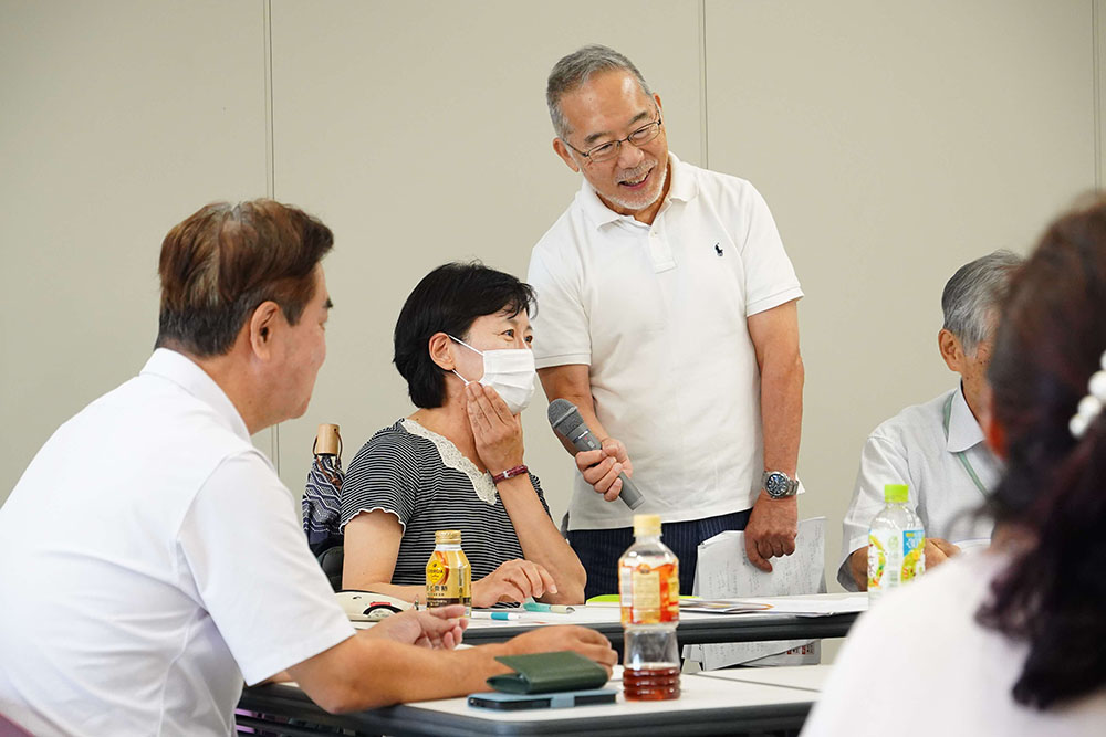 感想を述べる参加者の画像