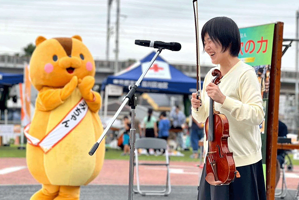 ヴァイオリン演奏者が喜んでいる写真